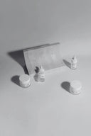 Conjunto de productos de cuidado facial myskin Barcelona, con cremas y sérums sobre un fondo claro, acompañados de luces y sombras.